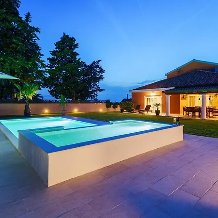 Green Residence Villa Zadar فيلة *